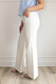 High waisted white wide leg jean. Functional pocket.