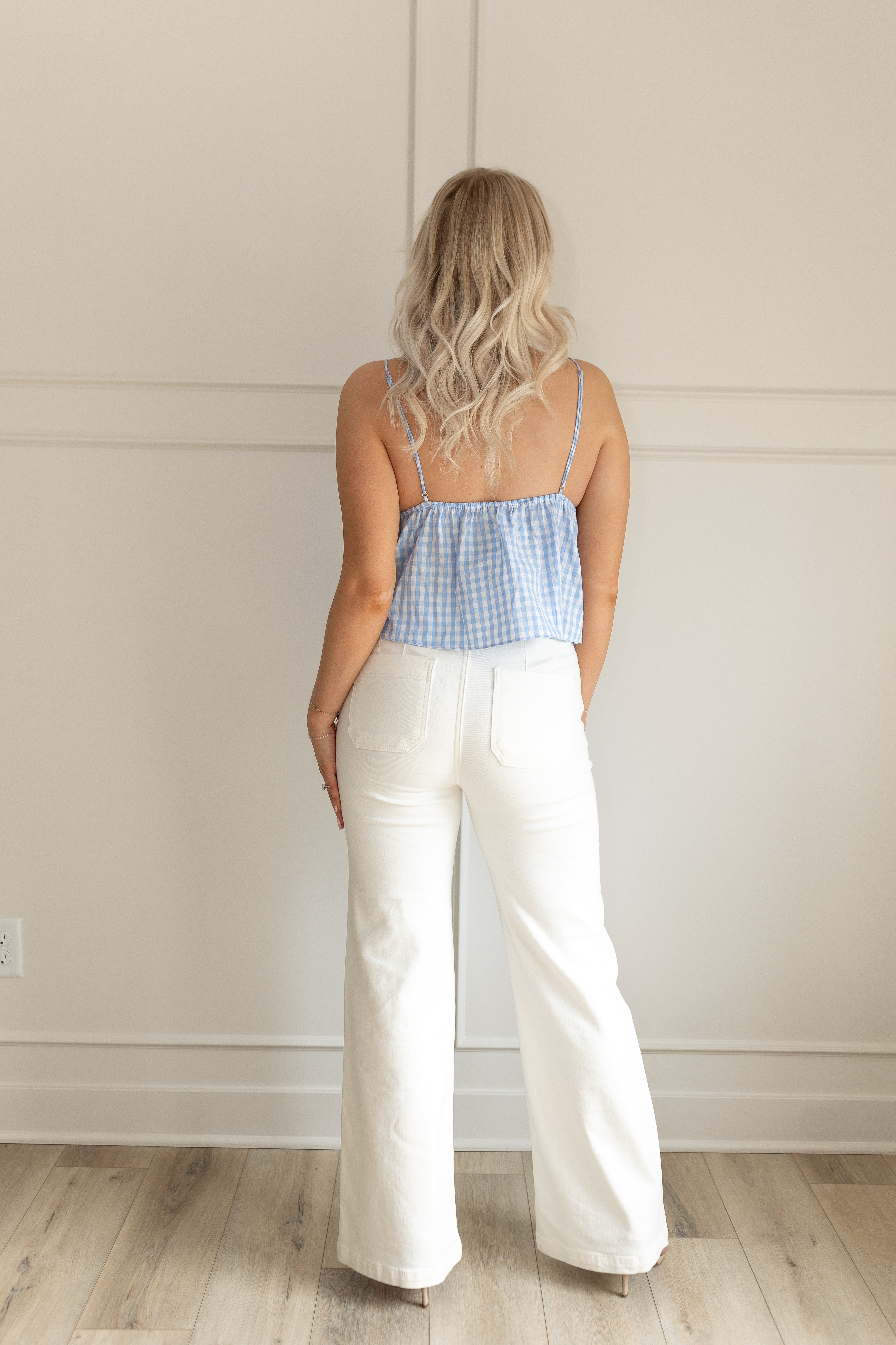 High waisted white wide leg jean. Functional pocket.