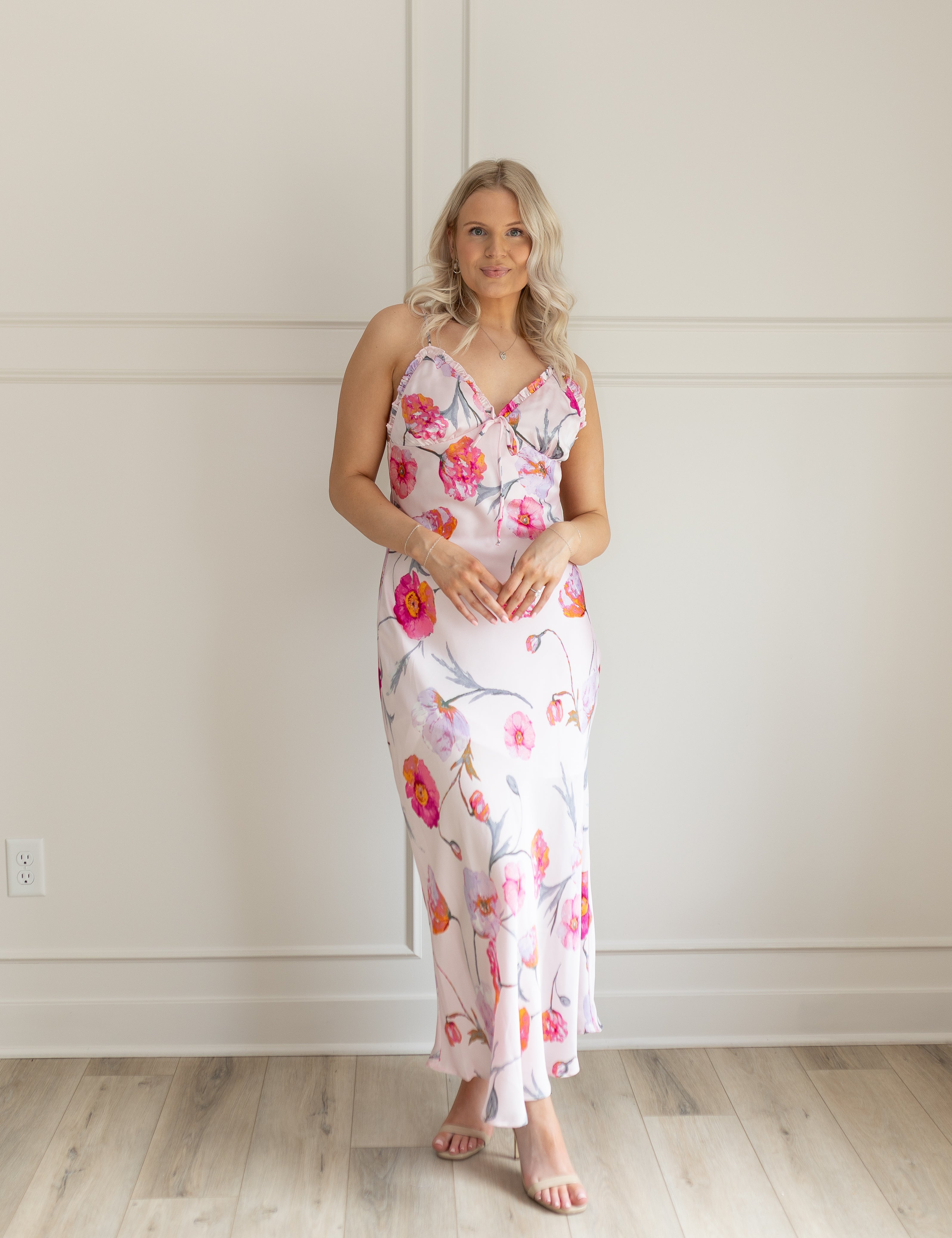 Pink satin midi dress with multicolored floral pattern. Adjustable straps. 