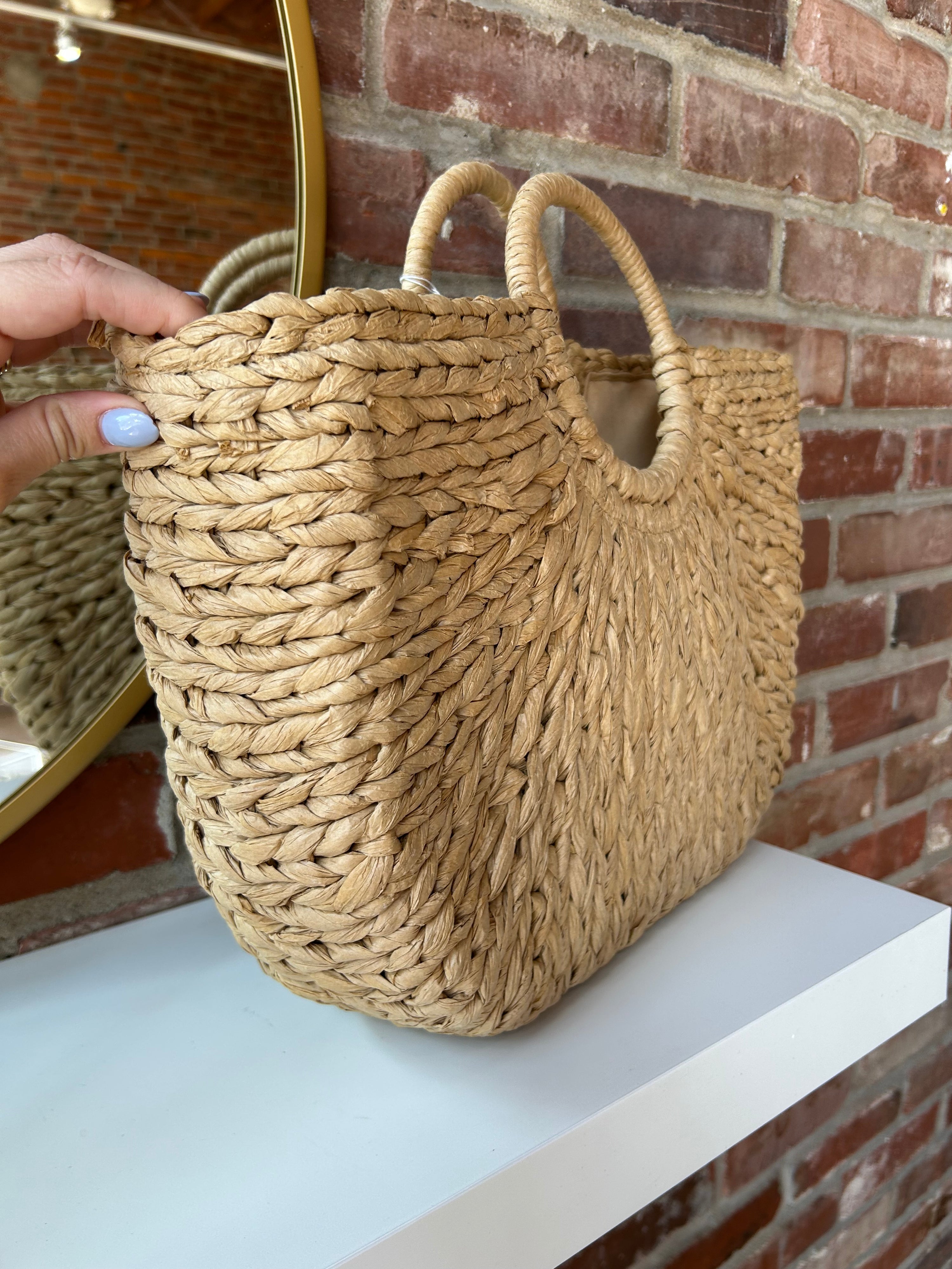 Tan straw tote bag. Perfect for vacation or summer time.